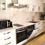 Apartment Close To Beaches, Luxe Fully Equipped, Cosy Comfort Sunlit Balconies *