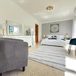 Apartment Close To Beaches, Luxe Fully Equipped, Cosy Comfort Sunlit Balconies *