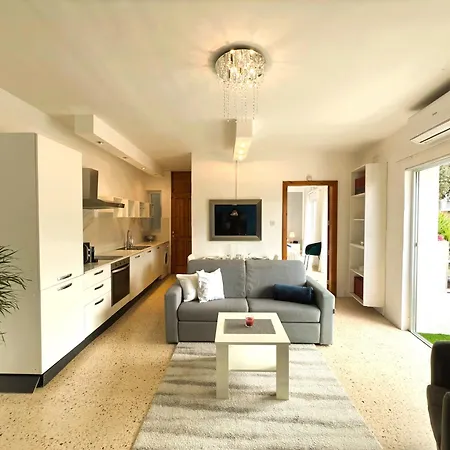 Close To Unique Luxury Apartment-3 Balconies Country Views *