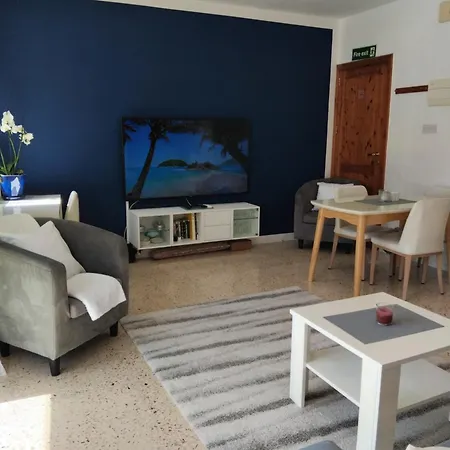 Apartment Close To Beaches, Luxe Fully Equipped, Cosy Comfort Sunlit Balconies