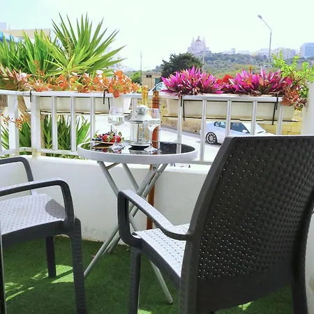 Close To Beaches, Luxe Fully Equipped, Cosy Comfort Sunlit Balconies Apartment