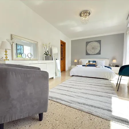 Daire Close To Beaches, Luxe Fully Equipped, Cosy Comfort Sunlit Balconies *
