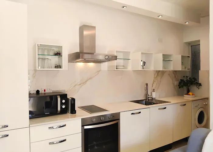 Close To Beaches, Luxe Fully Equipped, Cosy Comfort Sunlit Balconies * Is-Sellum