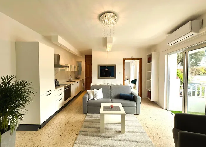 Close To Beaches, Luxe Fully Equipped, Cosy Comfort Sunlit Balconies *