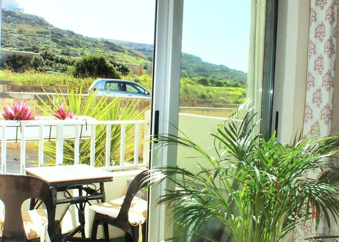 Close To Beaches, Luxe Fully Equipped, Cosy Comfort Sunlit Balconies * Is-Sellum